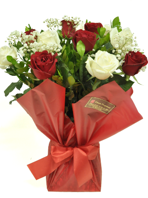 Buquê de Rosas vermelhas e brancas Paz e Amor