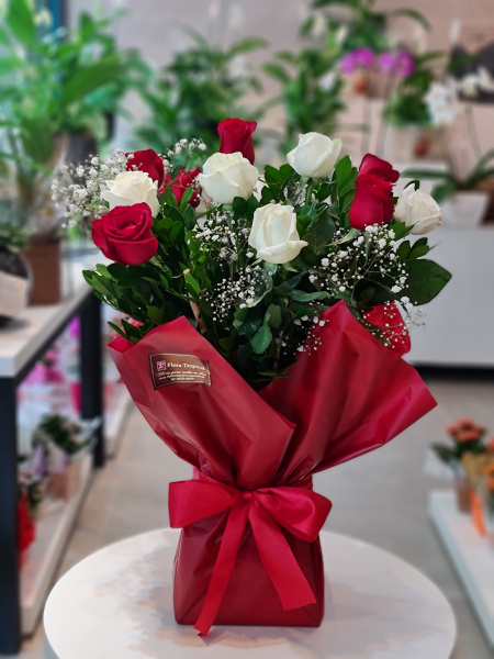 Buquê de Rosas vermelhas e brancas Paz e Amor - Imagem 2