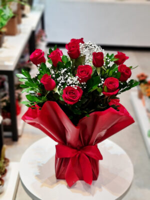 Buquê Rosas vermelhas - caixa kraft 12 rosas