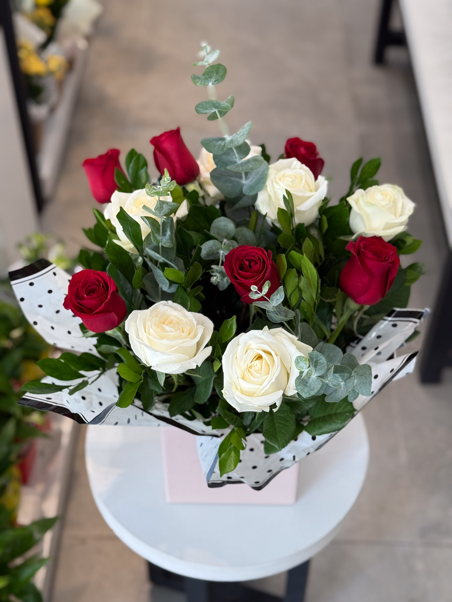 Arranjo 12 Rosas Vermelhas e Brancas - Imagem 2