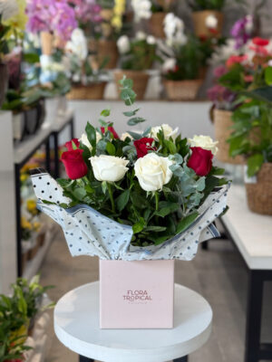 Arranjo 12 Rosas Vermelhas e Brancas