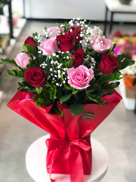 Buquê Carinho de Rosas cor-de-rosa e vermelha
