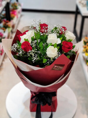 Buquê Emoção - Rosas vermelhas e brancas