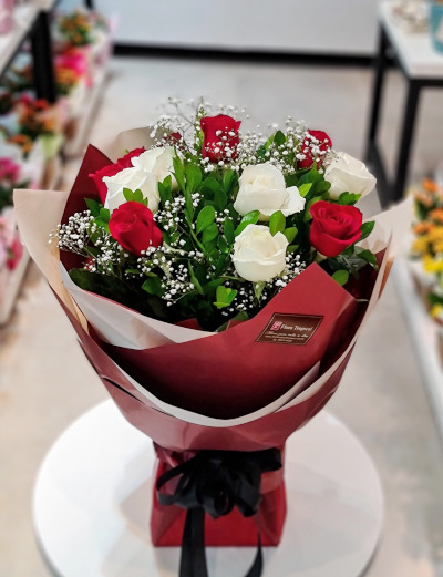 Buquê Emoção - Rosas vermelhas e brancas