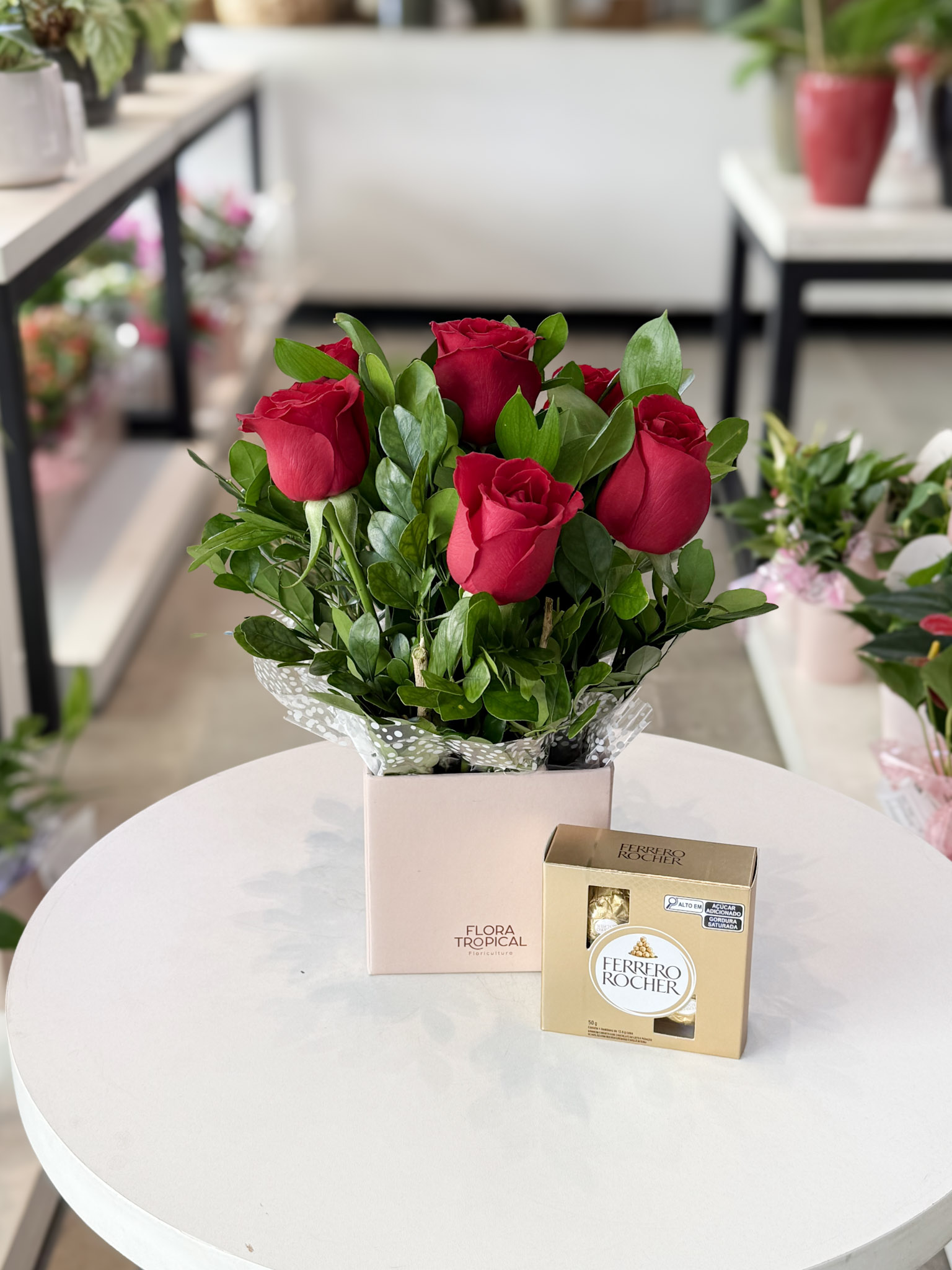 Box P - Arranjo Pequeno de Rosas e chocolate - Imagem 2