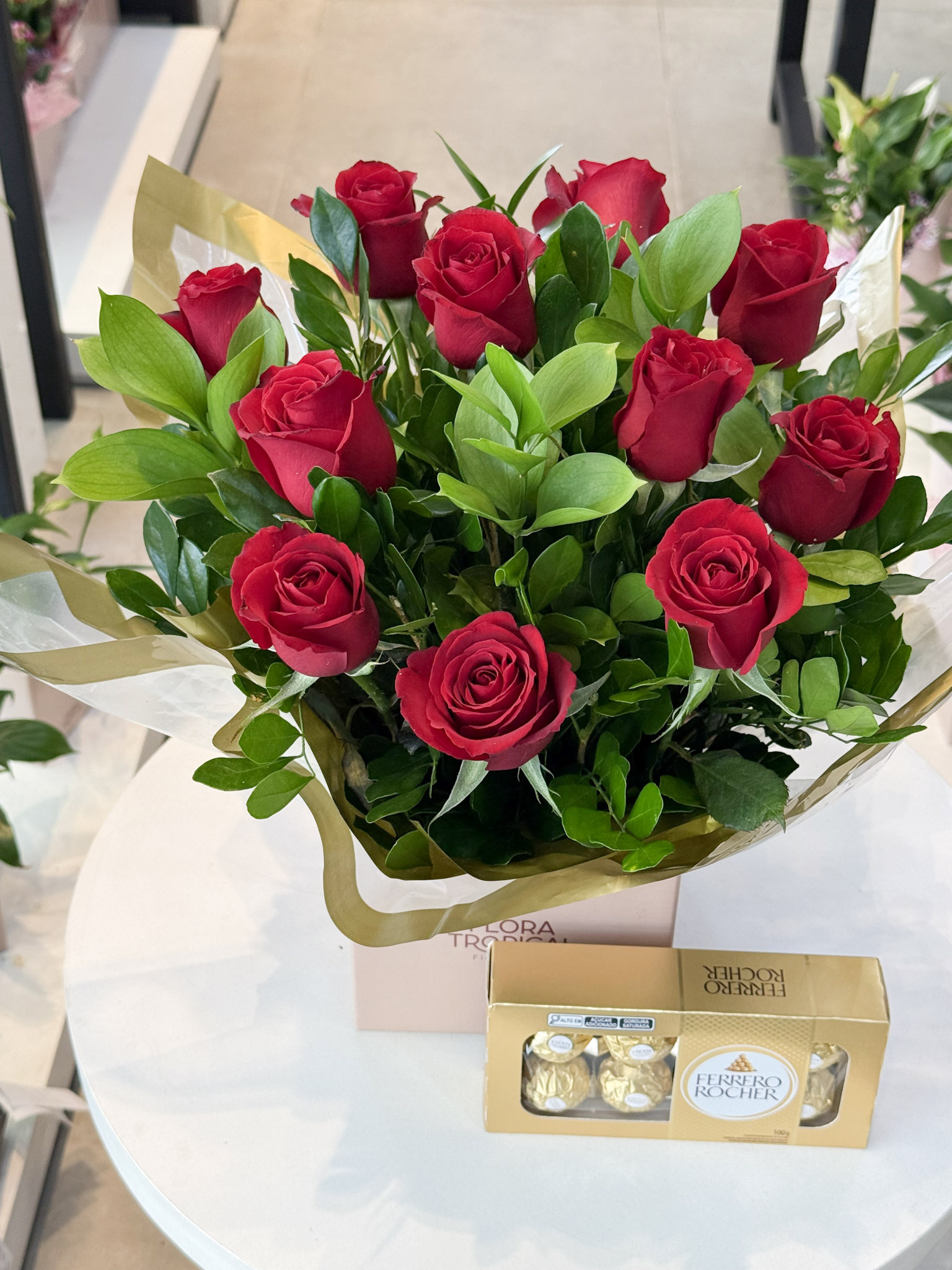 Box M - Arranjo 12 rosas vermelhas e chocolate - Imagem 2