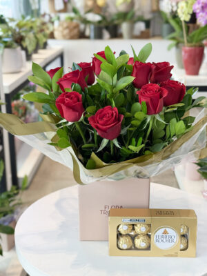 Box M - Arranjo 12 rosas vermelhas e chocolate