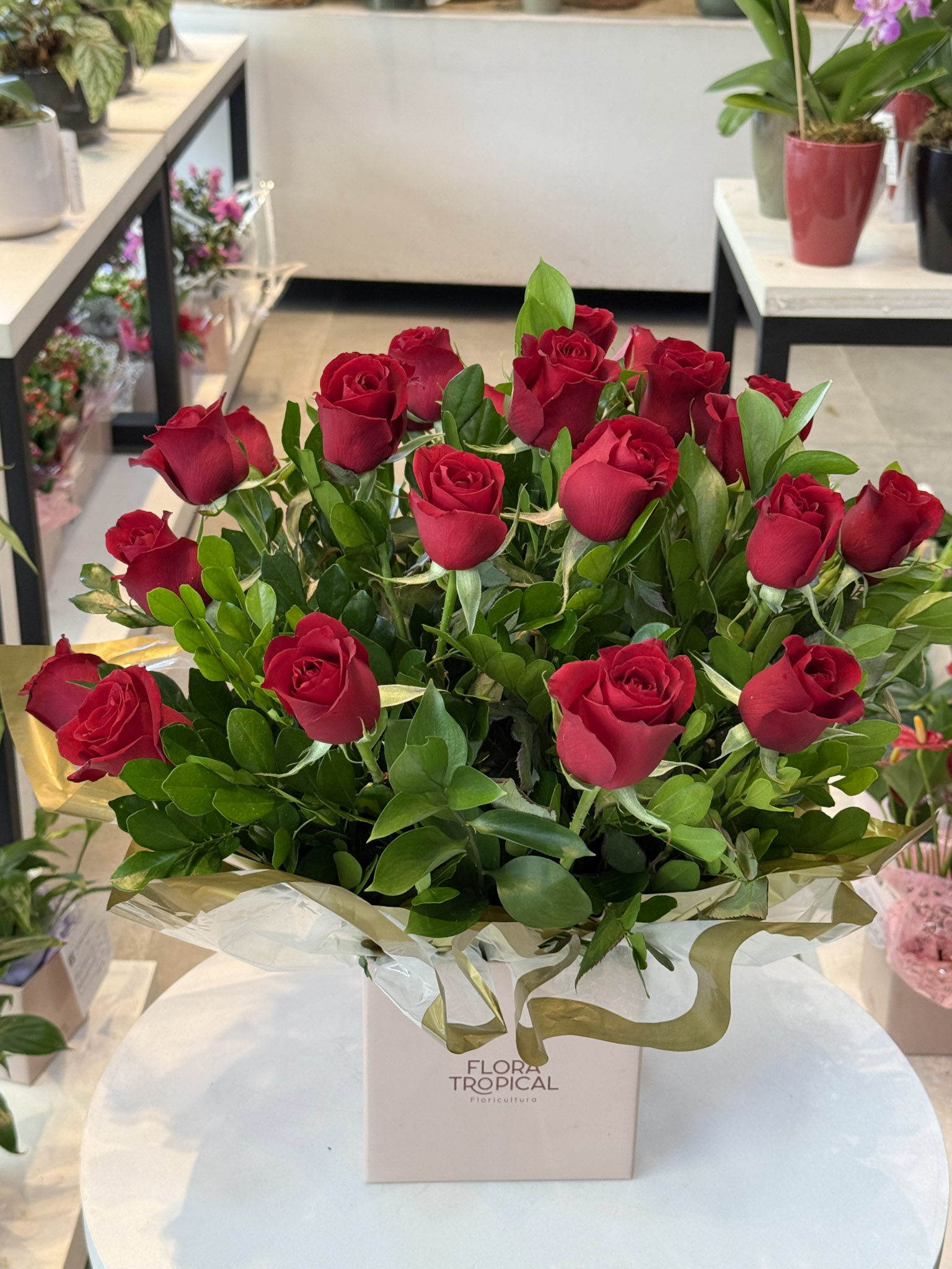 Arranjo de 24 rosas vermelhas e chocolate - Imagem 2